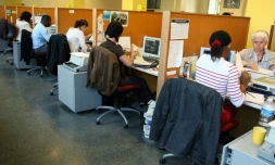 Des employés de la Préfecture de Police de Paris remplissent des dossiers de demande de titre de séjour, le 21 septembre 2007 à Paris