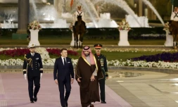 Le président français Emmanuel Macron (G) marche à côté du prince héritier d'Arabie saoudite Mohammed ben Salmane à Riyad, le 2 décembre 2024