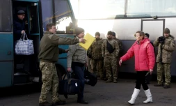 Des prisonniers ukrainiens sont relâchés au poste de contrôle près de la ville de Gorlivka, dans le cadre d'un échange de détenus avec les séparatistes prorusses, le 27 décembre 2017