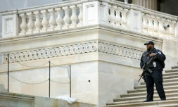 Un policier surveille le Capitole à Washington le 22 mars 2016