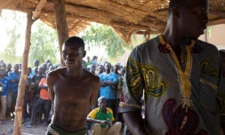 Un homme soupçonné de vol attaché à un poteau lors d'un "procès" expéditif conduit par des groupes d'autodéfense, le 19 mars 2016 à Kokologho près de Ouagadougou 
