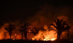 Vue d'un incendie prise de la BR163, une autoroute qui traverse la forêt amazonienne, près d'Itaituba au Brésil le 10 septembre 2019