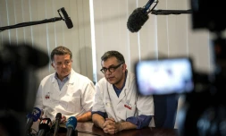 Le Pr Yazdan Yazdanpanah (D), directeur de l'Institut d'immunologie, inflammation, infection et microbiologie (I3M) à l'Inserm et expert auprès de l'OMS, lors d'un point presse à l'Hôpital Bichat à Paris, le 29 janvier 2020
 