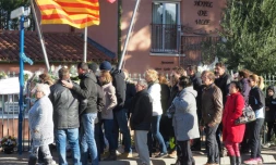 Des personnes se rassemble devant la mairie de Saint-Féliu d'Avall le 17 décembre 2017