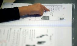 Dédoubler les classes de CP et de CE1 dans les quartiers défavorisés: la mesure vantée par Emmanuel Macron vient d'être ajourné en Seine-Saint-Denis, premier département bénéficiaire, faute de locaux et d'enseignants