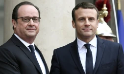 François Hollande (g) et son successeur à l'Elysée Emmanuel Macron, le 14 mai 2017 à Paris