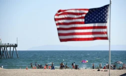 Des baigneurs sur la plage de Huntington Beach (Californie), le 16 juillet 2020