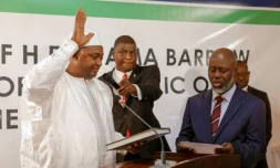 Adama Barrow lors de sa prestation de serment, le 19 janvier 2017 à l'ambassade de Gambie à Dakar