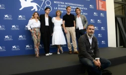 Le réalisateur du film "Illusions Perdues" Xavier Giannoli pose devant les acteurs Salome Dewaels, Vincent Lacoste, Cecile de France, Benjamin Voisin and French et Louis-Do de Lencquesaing le 5 septembre 2021 à Venise