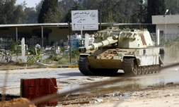 Un char des forces du Gouvernement libyen d'union nationale (GNA) engagé dans des affrontements au sud de Tripoli avec les forces du maréchal Khalifa Haftar, le 20 avril 2019