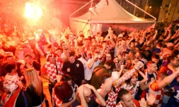 Des supporters croates en liesse après la qualification pour les demi-finales du Mondial, le 7 juillet 2018 à Zagreb.