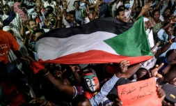 Des manifestants soudanais rassemblés devant le QG de l'armée à Khartoum, le 19 mai 2019