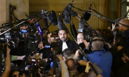 L'avocat Patrick Klugman (C) s'exprime devant les journalistes après le verdict rendu à l'encontre de Abdelkader Merah, au palais de Justice de Paris, le 2 novembre 2017