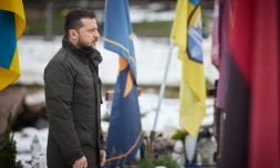 Le président ukrainien Volodymyr Zelensky se recueille devant les tombes de soldats ukrainiens au cimetière Lychakiv, le 15 décembre 2023 à Lviv
