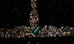Des personnes en deuil portent le cercueil d'Ali Khamenei, le dĂ©funt guide suprĂȘme iranien, au mausolĂ©e de l'imam Ali Ă Najaf, en Irak, le 8 juillet 2026