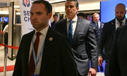 Le secrétaire américain à la Défense, Pete Hegseth (c), arrive pour une réunion bilatérale avec le ministre singapourien de la Défense, Chan Chun Sing, en marge du Sommet du Dialogue de Shangri-La, le 29 mai 2026 à Singapour
