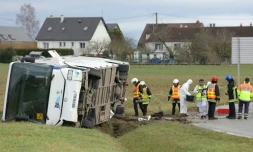 Un car scolaire s'est couché sur la route pour une raison encore indéterminée à proximité de Châteaudun (Eure-et-Loir), causant la mort d'une lycéenne, le 30 janvier 2025.