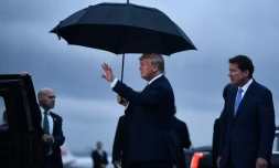 Le président américain Donald Trump (c) arrive à l'aéroport international d'Osaka, le 27 juin 2019, avant un sommet du G20
