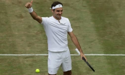 La joie du Suisse Roger Federer après sa qualification pour la finale à Wimbledon au détriment du Tchèque Tomas Berdych, le 14 juillet 2017