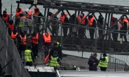 Des migrants arrêtés alors qu'ils tentaient de traverser la Manche sont débarqués à Douvres, dans le sud-est de l'Angleterre, le 9 février 2025