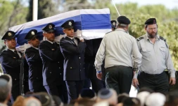 Le cercueil de Shimon Peres porté par la garde d'honneur à son arrivée au cimetiÚre du mont Herzl le 30 septembre 2016 à Jérusalem