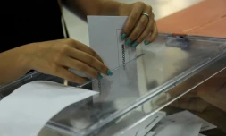 Une femme met son bulletin dans l'urne lors des élections législatives en Espagne, le 26 juin 2016 