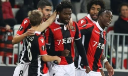 Adrien Tameze (c) félicité par ses coéquipiers niçois pour son but face à Zulte Waregem, le 23 novembre 2017 à l'Allianz Riviera