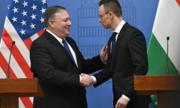 Le secrétaire d'Etat américain Mike Pompeo  (g) serre la main du ministre hongrois des Affaires étrangères, Peter Szijjarto, après une conférence de presse commune, le11 février 2019 à Budapest