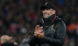 L'entraĂźneur de Liverpool JĂŒrgen Klopp applaudit ses joueurs aprĂšs la victoire face au Barça en demi-finale retrour de C1 Ă Anfield, le 7 mai 2019