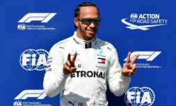 Le Britannique Lewis Hamilton pose sur le podium après avoir obtenu la pole position pour le GP de France, le 22 juin 2019 sur circuit du Castellet 