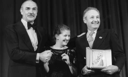 Le cinéaste polonais Andrzej Wajda (d) avec sa palme d'or remise à Cannes le 27 mai 1981, sur scÚne aux cotés de l'acteur Sean Conneray (g) et de femme Krystyna Zachwatowicz