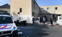La police inspecte la cour de la mosquée de Pontanezen où ont été tirés des coups de feu, à Brest le 27 juin 2019