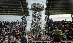 Des partisans de Raila Odinga sont montĂ©s sur un chĂąteau d'eau prĂšs du stade oĂč est exposĂ©e la dĂ©pouille de l'opposant, Ă Kisumu, dans l'ouest du Kenya, le 18 octobre 2025