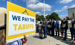 La sĂ©natrice dĂ©mocrate amĂ©ricaine Maria Cantwell et des dirigeants de PME tiennent une confĂ©rence de presse sur les consĂ©quences des droits de douane imposĂ©s par l'administration Trump, devant la Cour suprĂȘme des Etats-Unis, Ă Washington, le 18 septembre 2025