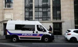 Des policiers devant le siège de la Bank of America à Paris, le 28 mars 2026, après un attentat à l'explosif déjoué