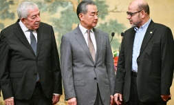 De gauche à droite: un envoyé du Fatah, Mahmoud Aloul, le chef de la diplomatie chinoise, Wang Yi, et un haut responsable du Hamas, Moussa Abou Marzouk, à Pékin, le 23 juillet 2024