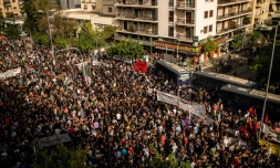 Des manifestants rassemblés devant le tribunal à AthÚnes lors du procÚs du parti néonazi le 7 octobre 2020