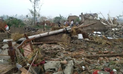 Des habitants de Yancheng, dans la province de Jiangsu à l'est de la Chine marchent dans les ruines des maisons détruites par des pluies torrentielles, de la grêle et des tornades, le 23 juin 2016