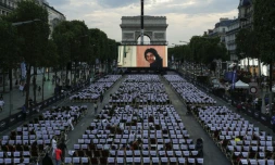 Les Champs-Élysées transformés, le temps d'une soirée en cinéma géant,  avec la projection du film "Les Visiteurs", le 1er juillet 2018 à Paris 