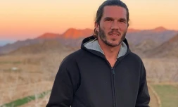 Une photo sans date obtenue du compte Twitter de l'avocat iranien Saïd Dehghan, montre le Français Benjamin Brière, détenu en Iran depuis mai 2020, posant dans un lieu non précisé