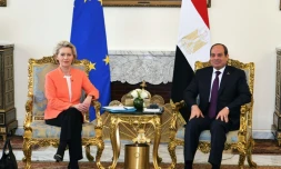 Photo transmise par la présidence égyptienne montrant le président égyptien Abdel Abdel Fattah al-Sissi (D) et et la présidente de la Commission européenne, Ursula von der Leyen, le 17 mars 2024 au Caire