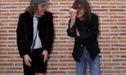 Les frères guitaristes d'AC/DC Angus (G) et  Malcolm Young, le 22 mars 2000 à Leganes près de Madrid