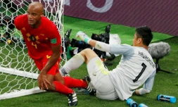 Le défenseur belge Vincent Kompany (g) face au gardien Japonais Eiji Kawashima en 8e finale du Mondial, le 2 juillet 2018 à Rostov
