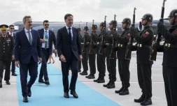 Le secrétaire général de l'Otan Mark Rutte (au centre) arrive à Ankara pour le sommet de l'Otan, le 6 juillet 2026