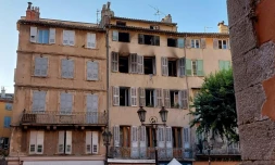 La façade calcinée d'un immeuble aprÚs un incendie qui a fait trois morts dans le centre historique de Grasse, le 13 août 2023