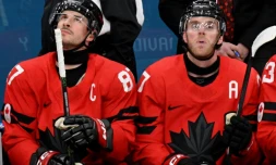 Les Canadiens Sidney Crosby et Connor Mcdavid durant le match de poules du tournoi olympique contre la France le 15 février 2026 à Milan
