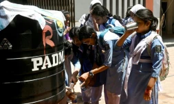 Des élÚves remplissent leurs bouteilles lors d'une chaude journée dans une école de Dhaka, le 28 avril 2024