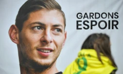 Un portrait géant d'Emiliano Sala accompagné d'un message d'espoir, à l'entrée du centre d'entraînement de la Jonelière à Nantes, le 24  janvier 2019