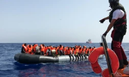 Un membre de l'équipage de l'Ocean Viking participe au sauvetage de 85 migrants en Méditerrannée, le 9 août 2019