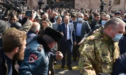 Le Premier ministre arménien rencontre Nikol Pashinyan ses supporteurs rassemblés sur la principale place à Erevan, le 25 février 2021